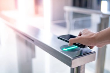 Otomatik kapı makinesini açmak için akıllı telefonu kullanma
