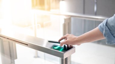 Otomatik kapı makinesini açmak için akıllı telefonu kullanma