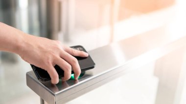 Otomatik kapı makinesini açmak için akıllı telefonu kullanma