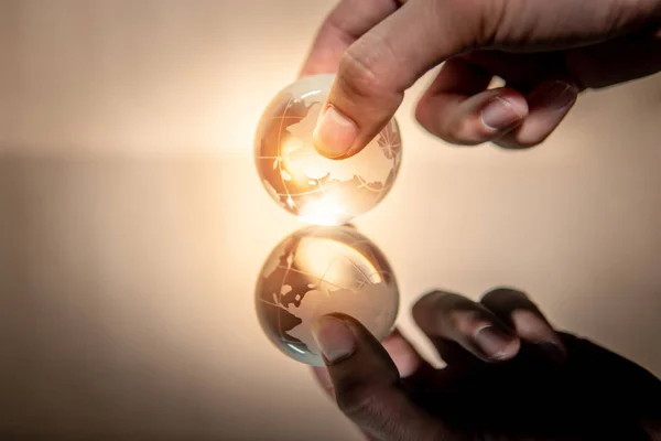 Mão masculina segurando mundo globo cristal de vidro — Fotografia de Stock