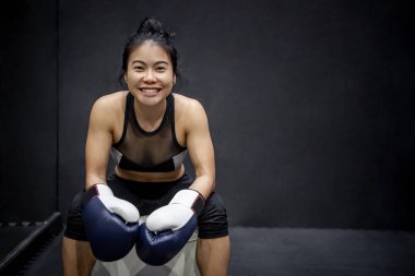 Kendine güvenen Asyalı kız boks eldivenleri ile poz