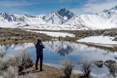 Asyalı turist Mamut dağının fotoğrafını çekiyor