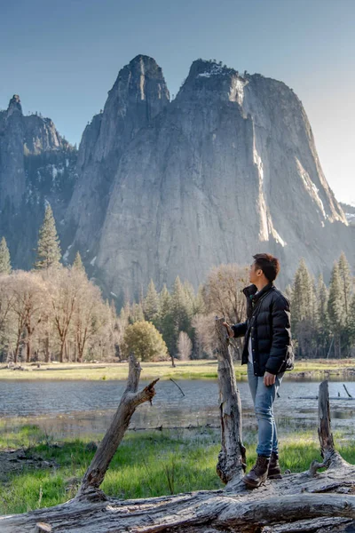 Asiatischer Mann Tourist im Yosemite Nationalpark — Stockfoto