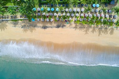Kıyı şeridine ve tatil beldesine ulaşan dalganın havadan görünümü