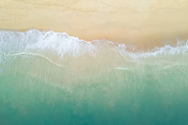 Вид з повітря на океанську хвилю, що досягає берегової лінії — стокове фото
