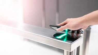 Otomatik kapı makinesini açmak için akıllı telefonu kullanma