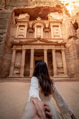 Petra, Ürdün'de Asyalı kadın turist el ele tutuşuyor