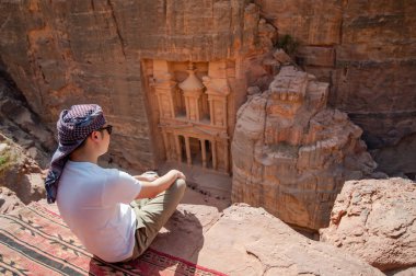 Petra, Ürdün'de oturan Asyalı bir gezgin