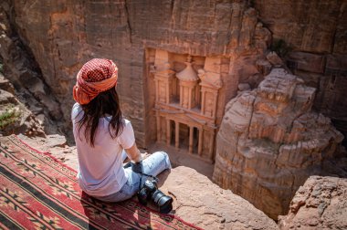 Petra, Ürdün'de oturan Asyalı kadın gezgin