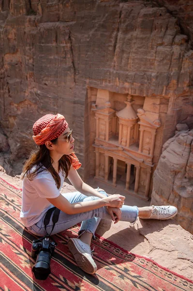 Femme asiatique voyageur assis à Petra, Jordanie — Photo