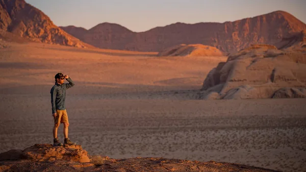 亚洲男子旅行者在瓦迪拉姆沙漠,约旦 — 图库照片