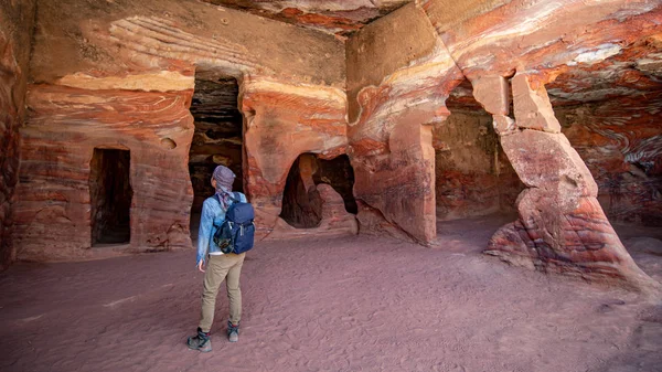 Homem asiático viajante em casas de habitação de Petra — Fotografia de Stock