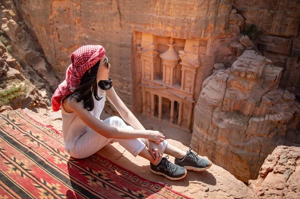 Femme asiatique voyageur assis à Petra, Jordanie — Photo