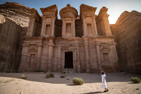 Turista asiática en Petra, Jordania — Foto de Stock