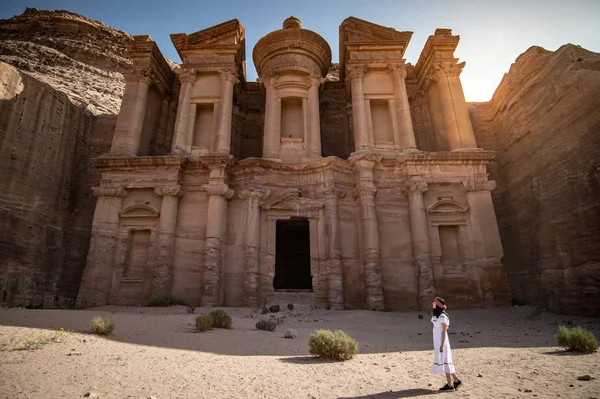 Asiatische Frau Touristin in Petra, Jordanien — Stockfoto