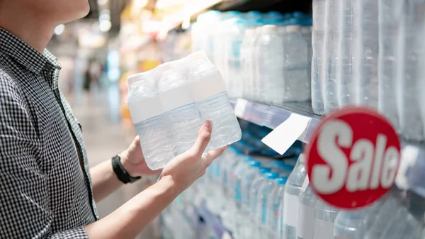 Paquet de cueillette Shopper de bouteille d'eau de l'étagère — Photo