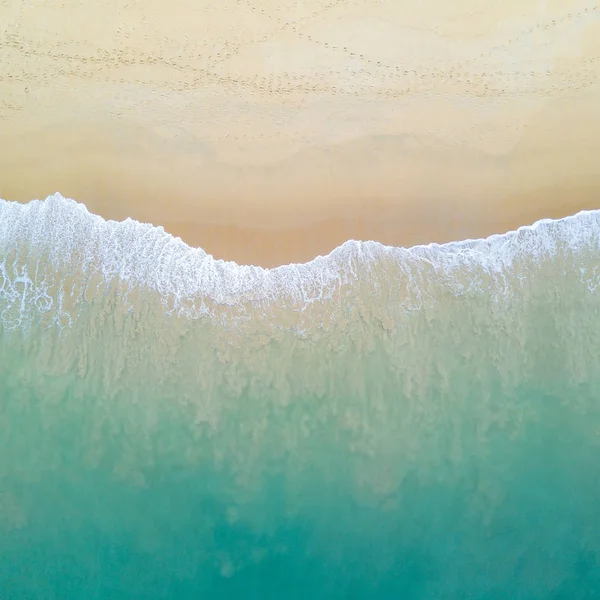Вид з повітря на океанську хвилю, що досягає берегової лінії — стокове фото