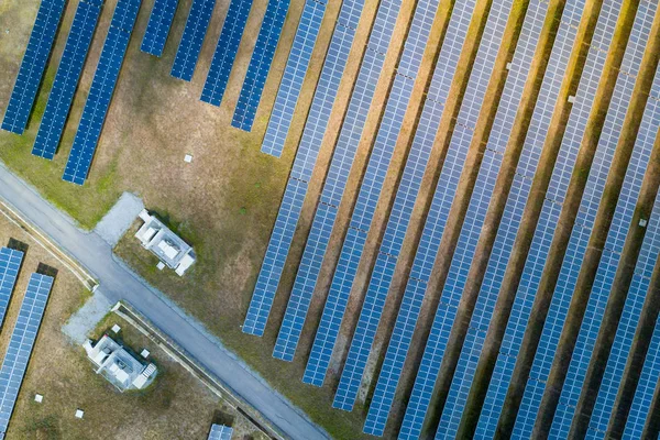 Fazenda de painel solar ou usina de energia solar, vista aérea — Fotografia de Stock