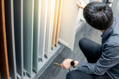 Asyalı adam dolap veya tezgah malzemeleri seçimi