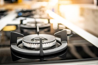 Mutfakta tezgahüzerinde modern siyah gaz sobası