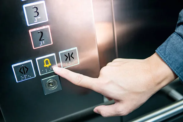 Mano masculina presionando el botón de emergencia en ascensor — Foto de Stock