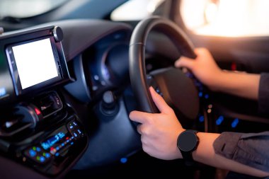 Arabada direksiyon tutan sürücü el