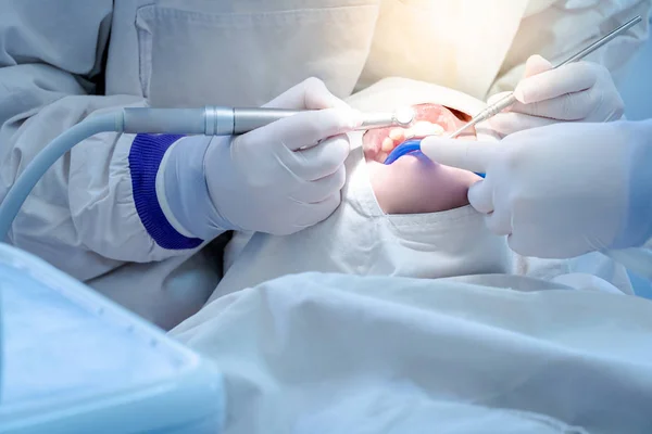 Женщина-дантист лечит пациента в стоматологической клинике — стоковое фото