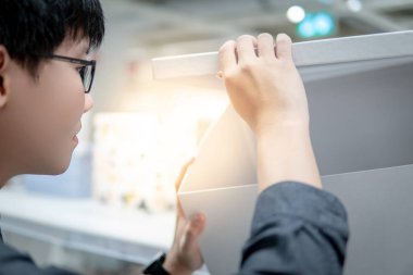 Asyalı adam beyaz kağıt kutu açılış