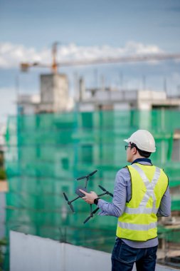 Asyalı mühendis adam site anketi için drone kullanarak