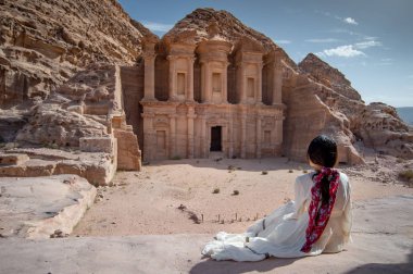 Petra, Ürdün'de oturan Asyalı kadın turist
