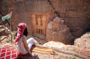 Petra, Ürdün'de oturan Asyalı kadın gezgin