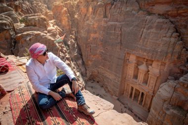 Petra, Ürdün'de oturan Asyalı bir gezgin