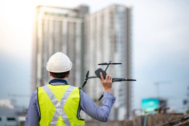 Asyalı mühendis adam site anketi için drone kullanarak