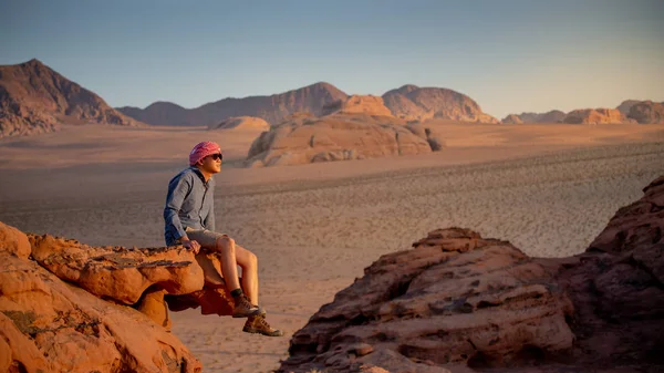 Călător asiatic în deșertul Wadi Rum, Iordania — Fotografie, imagine de stoc