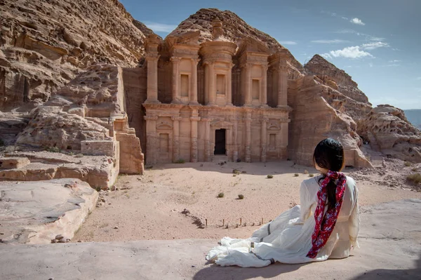 Mujer asiática turista sentada en Petra, Jordania —  Fotos de Stock