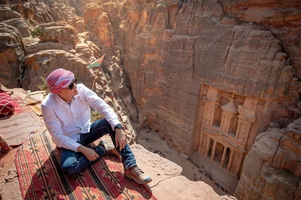 Asiatique homme voyageur assis à Petra, Jordanie — Photo