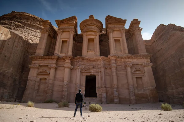 Asiatisk fotograf stående i Petra, Jordanien — Stockfoto