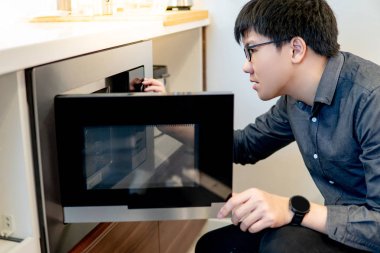 Asyalı adam mikrodalga kapı açma