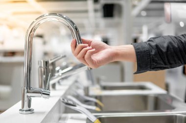 Mobilya mağazasında paslanmaz çelik su musluk seçimi