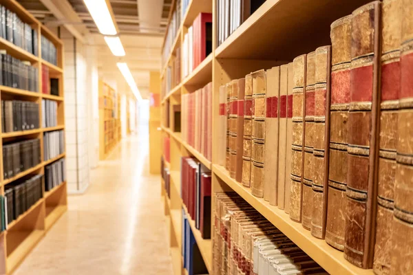 Libros antiguos en estantería de madera en la biblioteca — Foto de Stock