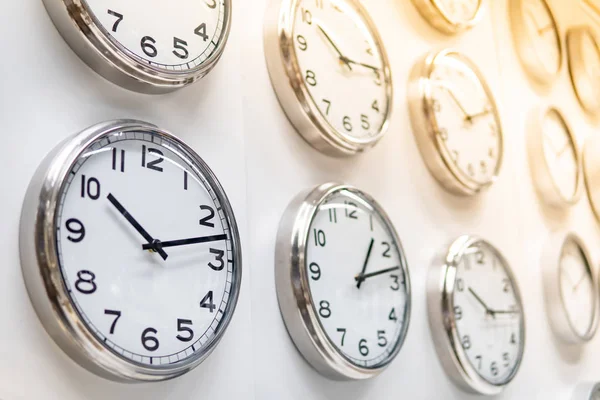 Круглі білі настінні годинники, відображені на стіні — стокове фото