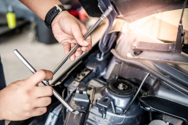 Garajda oto mekanik el sabitleme araba kaput