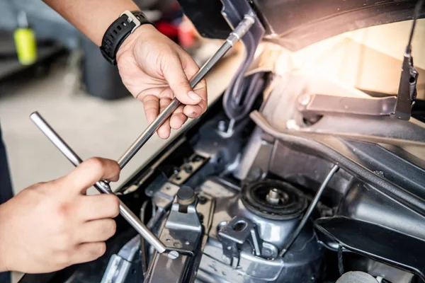 Garajda oto mekanik el sabitleme araba kaput