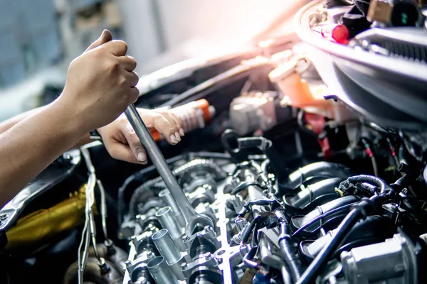 Auto-ruční fixace motoru v garáži — Stock fotografie