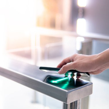 Otomatik kapı makinesini açmak için akıllı telefonu kullanma