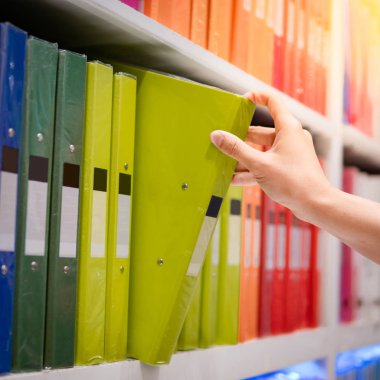 Kırtasiye dükkanında dosya klasörü seçimi erkek el