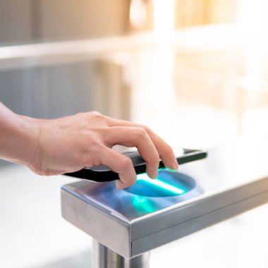 Otomatik kapı makinesini açmak için akıllı telefonu kullanma