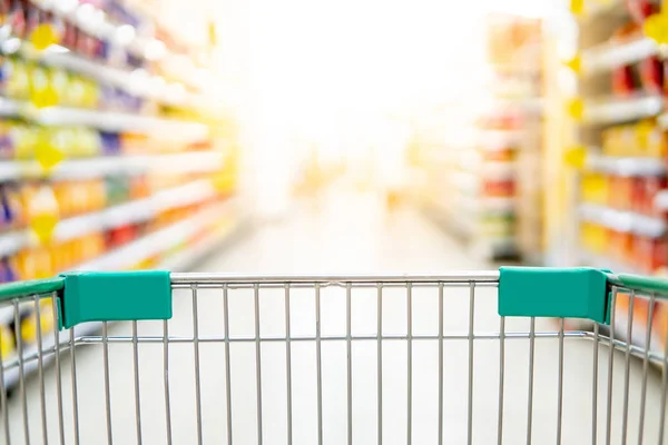 Empty shopping cart in supermarket aisle — Stock Photo, Image