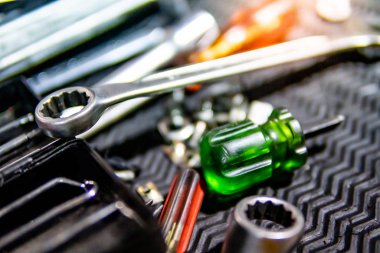 Araba tamir garajında tornavida ve anahtar