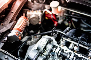 Oto tamir garajında araba motoru